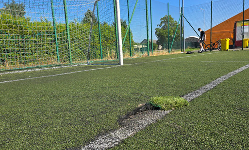 Zdjęcie do Podpisano umowę na modernizację boisk sportowych w Gościnie i Robuniu